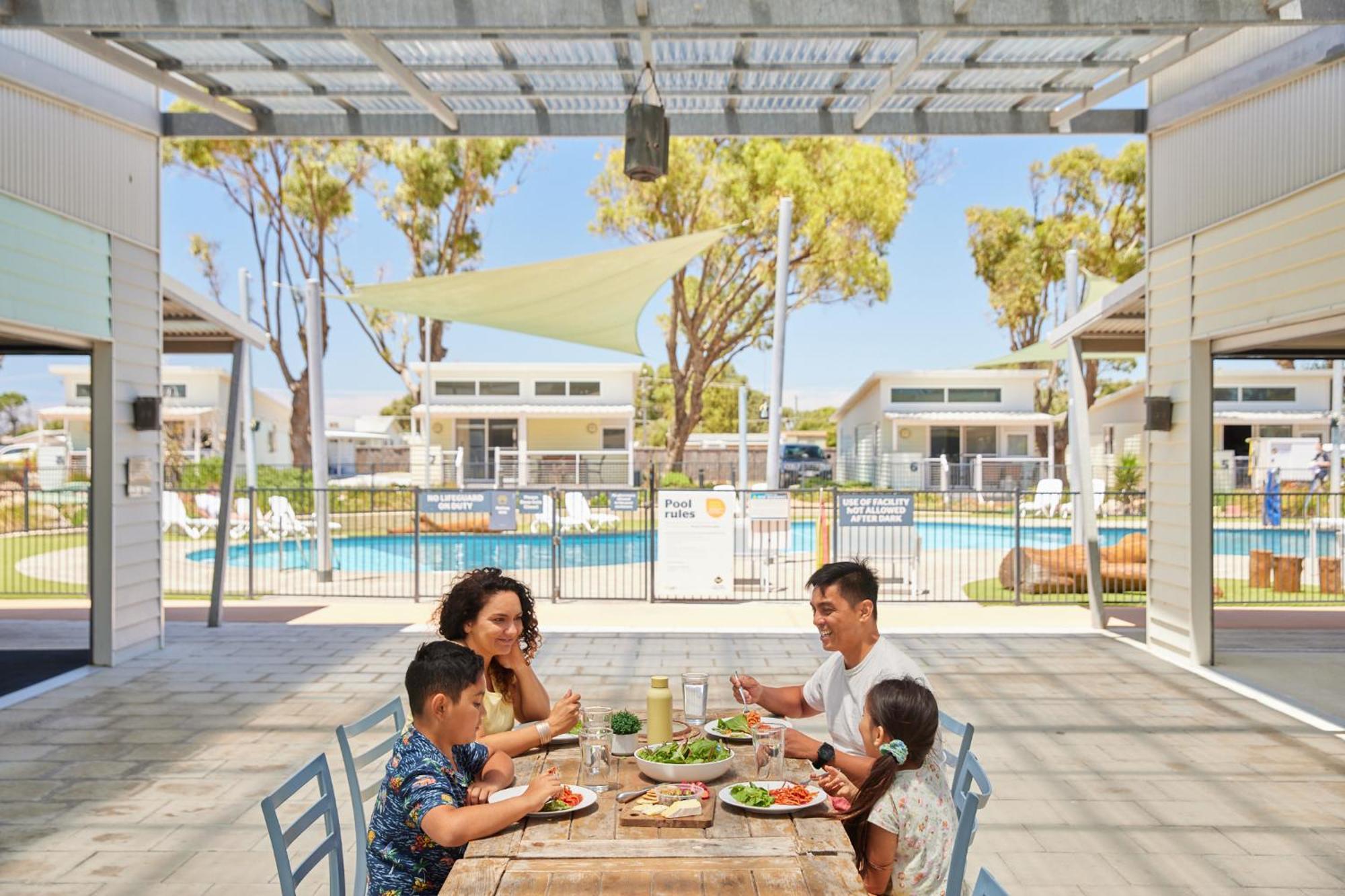 RAC Cervantes Holiday Park Buitenkant foto